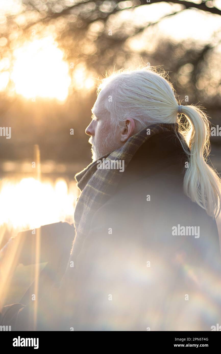 Ritratti di un albino con capelli lunghi. Autunno Foto Stock