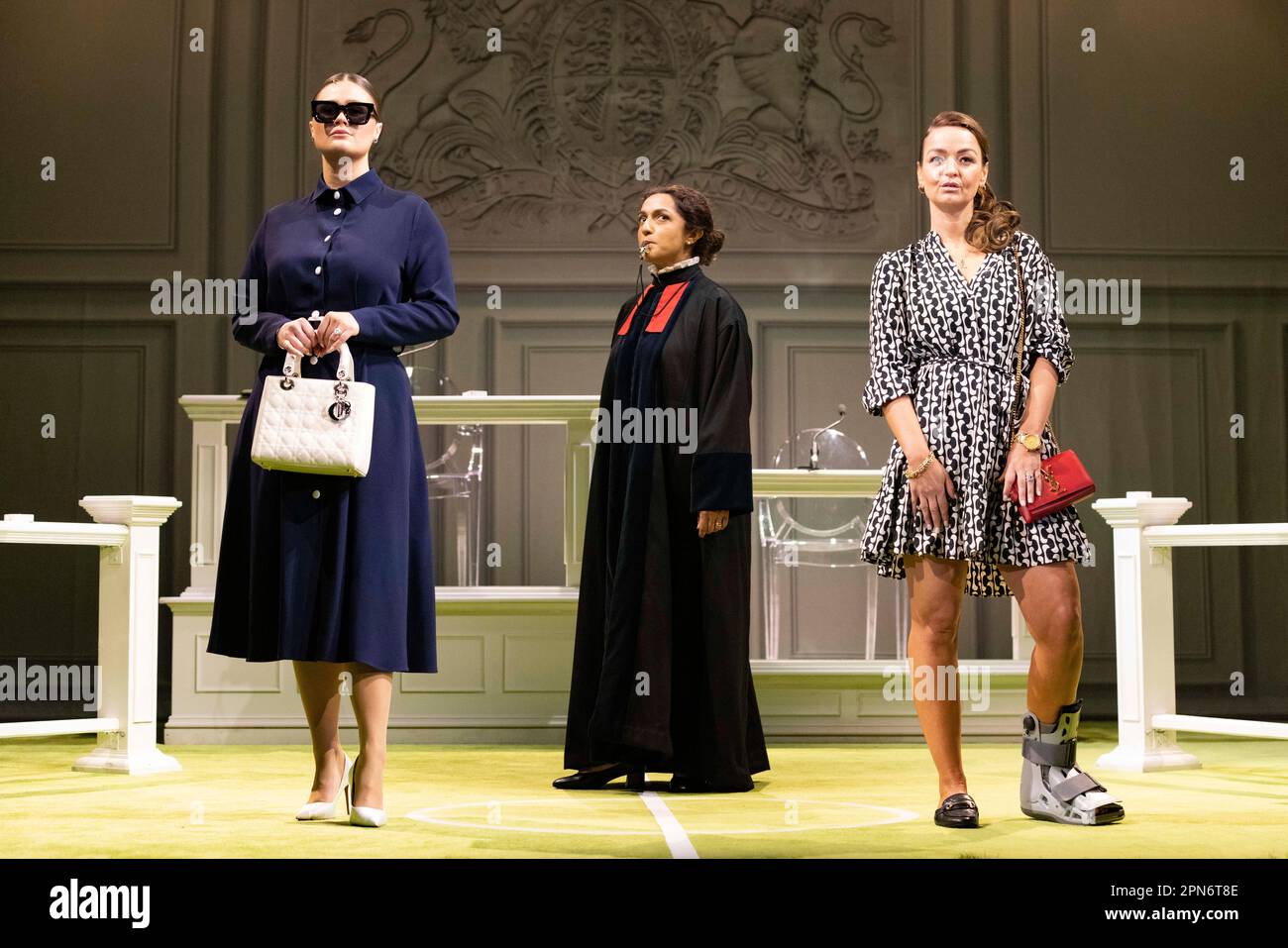 Lucy May Barker come Rebekah Vardy e Laura Dos Santos come Coleen Rooney nella commedia Vardy v Rooney: The Wagatha Christie Trial, The Abassadors Theatre. Foto Stock