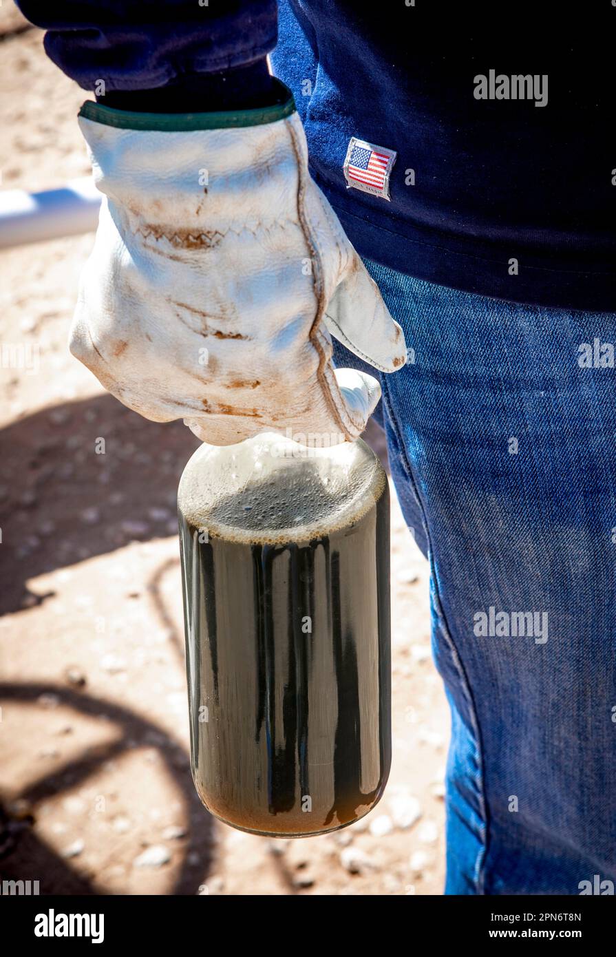 Prelievo di campioni di olio in un'azienda cisterna Foto Stock