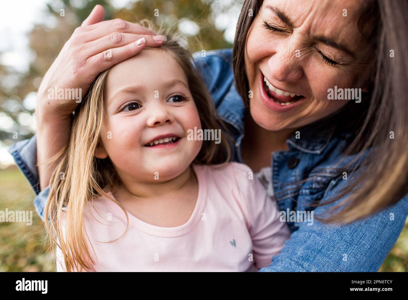Mamma felice e bambino che ride fuori Foto Stock