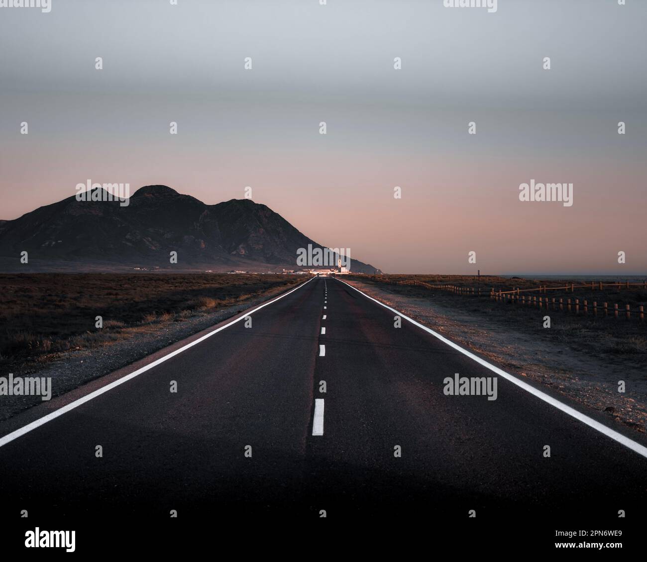 strada con la città alla fine Foto Stock