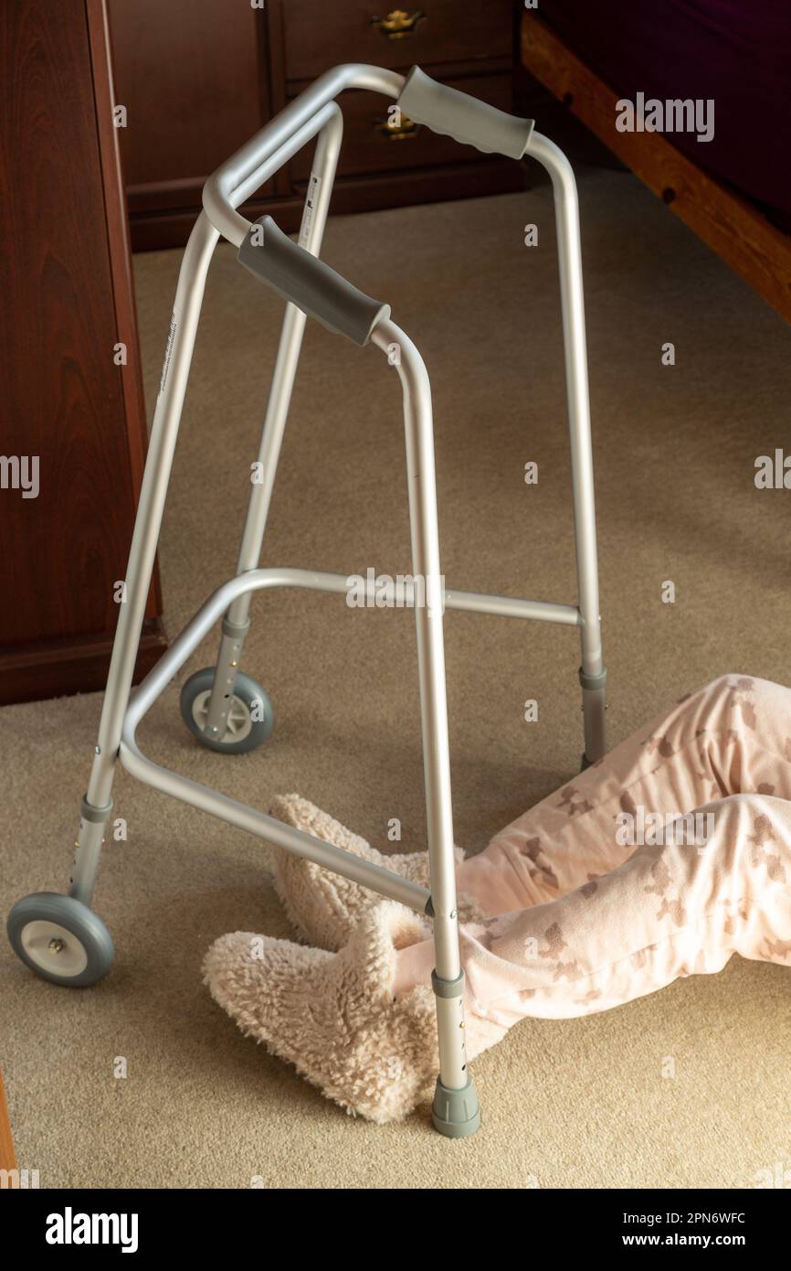 Gambe sotto un telaio zimmer come se la persona è caduta. Foto Stock