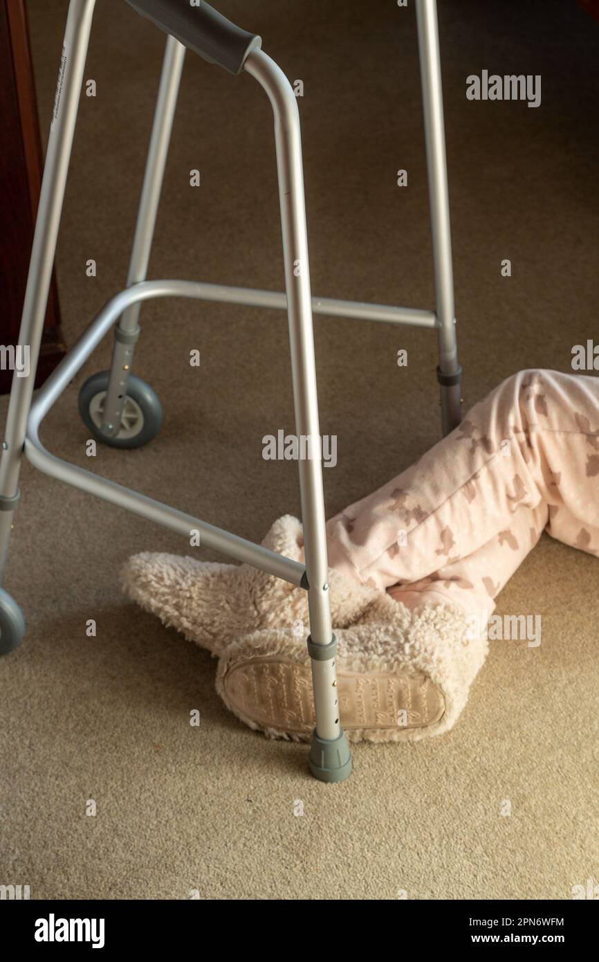 Gambe sotto un telaio zimmer come se la persona è caduta. Foto Stock