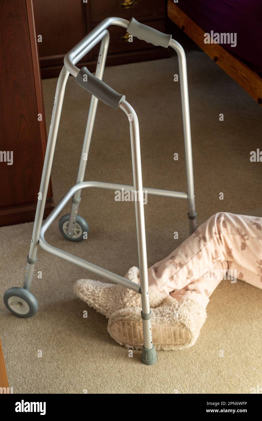 Gambe sotto un telaio zimmer come se la persona è caduta. Foto Stock