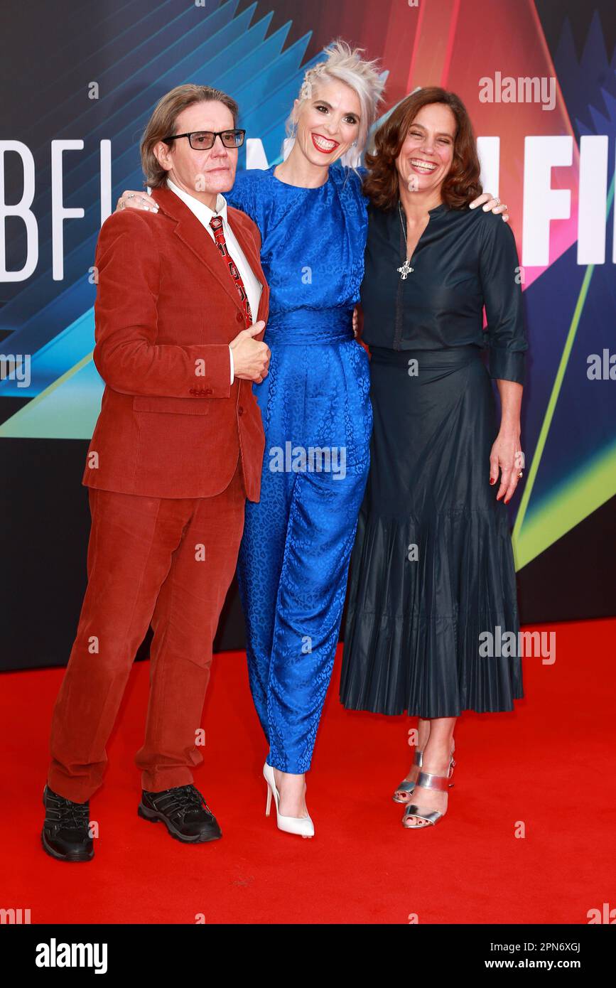 Stephen Woolley, Eva Husson e Elizabeth Karlsen partecipano alla "Mothering Sunday" UK Premiere durante il BFI London Film Festival 65th al Royal Festival Hall di Londra. Foto Stock