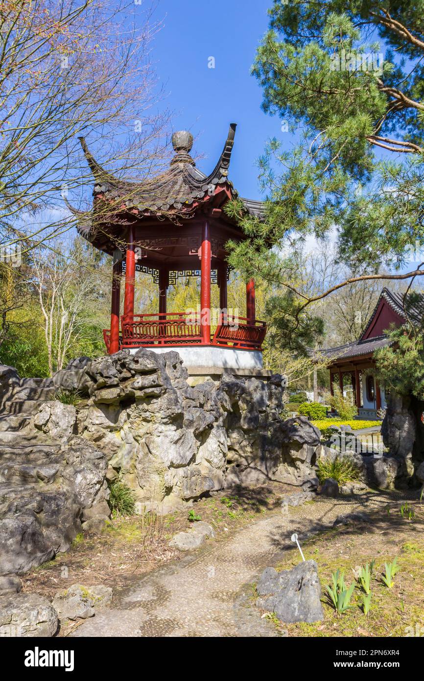 Piccolo tempio cinese nei giardini botanici di Haren, Paesi Bassi Foto Stock