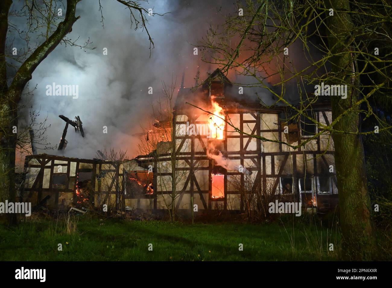 Rotenburg A.D. Fulda, Germania. 17th Apr, 2023. L'ex casa di un uomo conosciuto come il cannibale di Rotenburg a Rotenburg an der Fulda è in fiamme. (A dpa 'Casa del cannibale di Rotenburg' distrutto da un incendio'). Credit: Axel/OSTHESSEN|NEWS /dpa/Alamy Live News Foto Stock