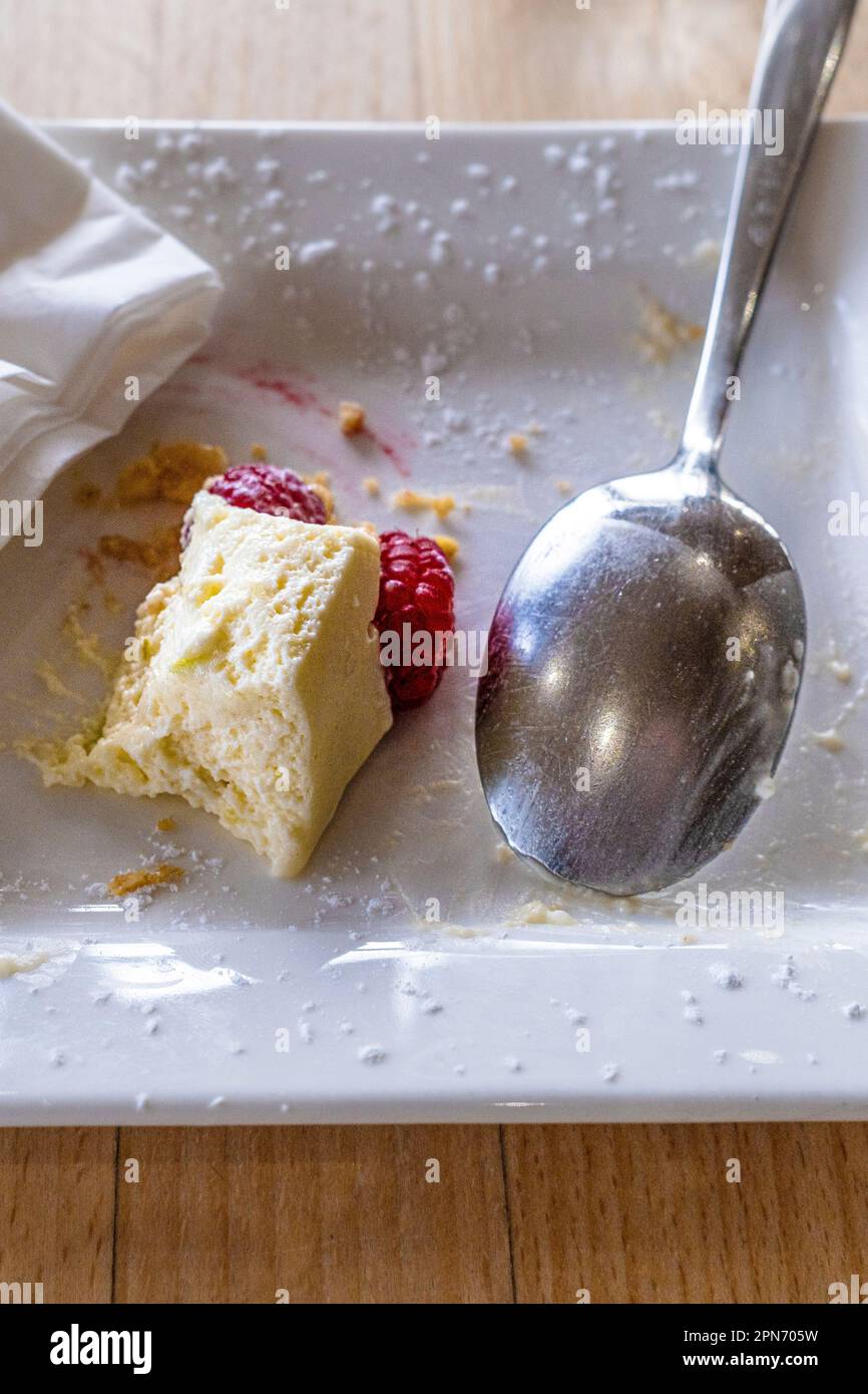 Una vista ravvicinata dei resti di un dessert su un piatto in un ristorante. Foto Stock