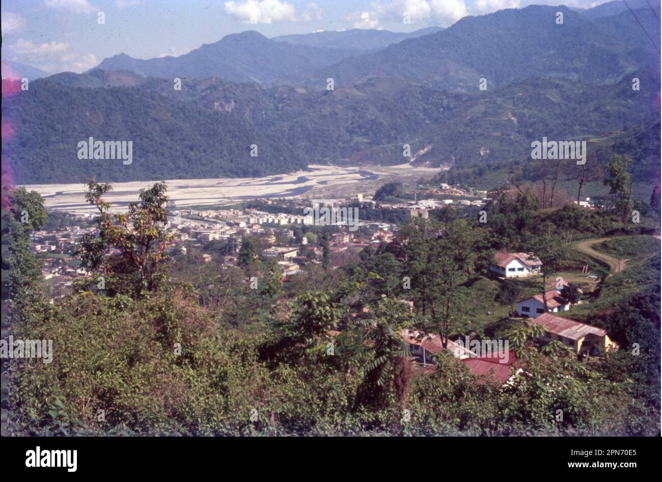 Affacciato sulla città di Phuentsholing, Kharbandi Gompa con i suoi vivaci colori gleams in cima, offre una vista panoramica delle colline del Bhutan e delle pianure indiane. Phuentsholing è situato nella parte occidentale del Bhutan e circa 250 chilometri da Thimphu. È una piccola e bellissima città. Il Kharbandi Goenpa è uno dei luoghi di interesse più famosi di Phuentsholing. Fu costruita nel 1967 dalla nonna reale, Ashi Phuntsho Choedron. Foto Stock