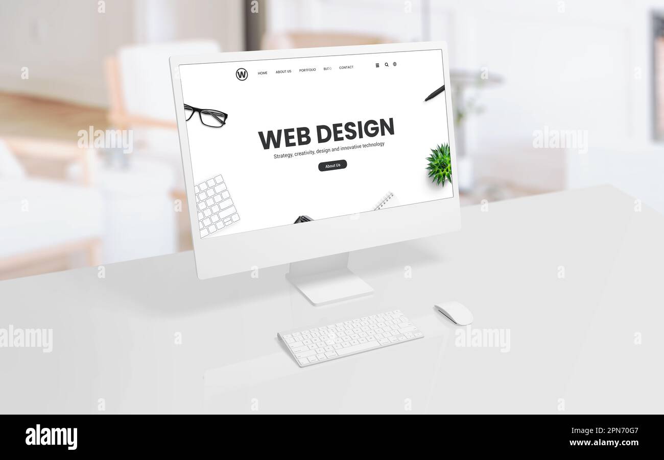 Display bianco per computer su una scrivania di ufficio o studio con una pagina Web di concetto di web design sullo schermo. Tecnologia moderna, design creativo e prodotti Foto Stock