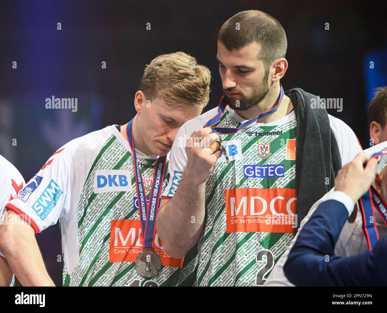 Da sinistra a destra Gisli KRISTJANSSON (MD), Lucas MEISTER (MD), deluso dopo la partita alla cerimonia di premiazione, finale, Rhein-Neckar Loewen (RNL) vs SC Magdeburg (MD) 36:24 NS, il 16th aprile 2023 Handball DHB Cup Final Four 2023, 15 - 16 aprile 2023 a Colonia/Germania. Foto Stock