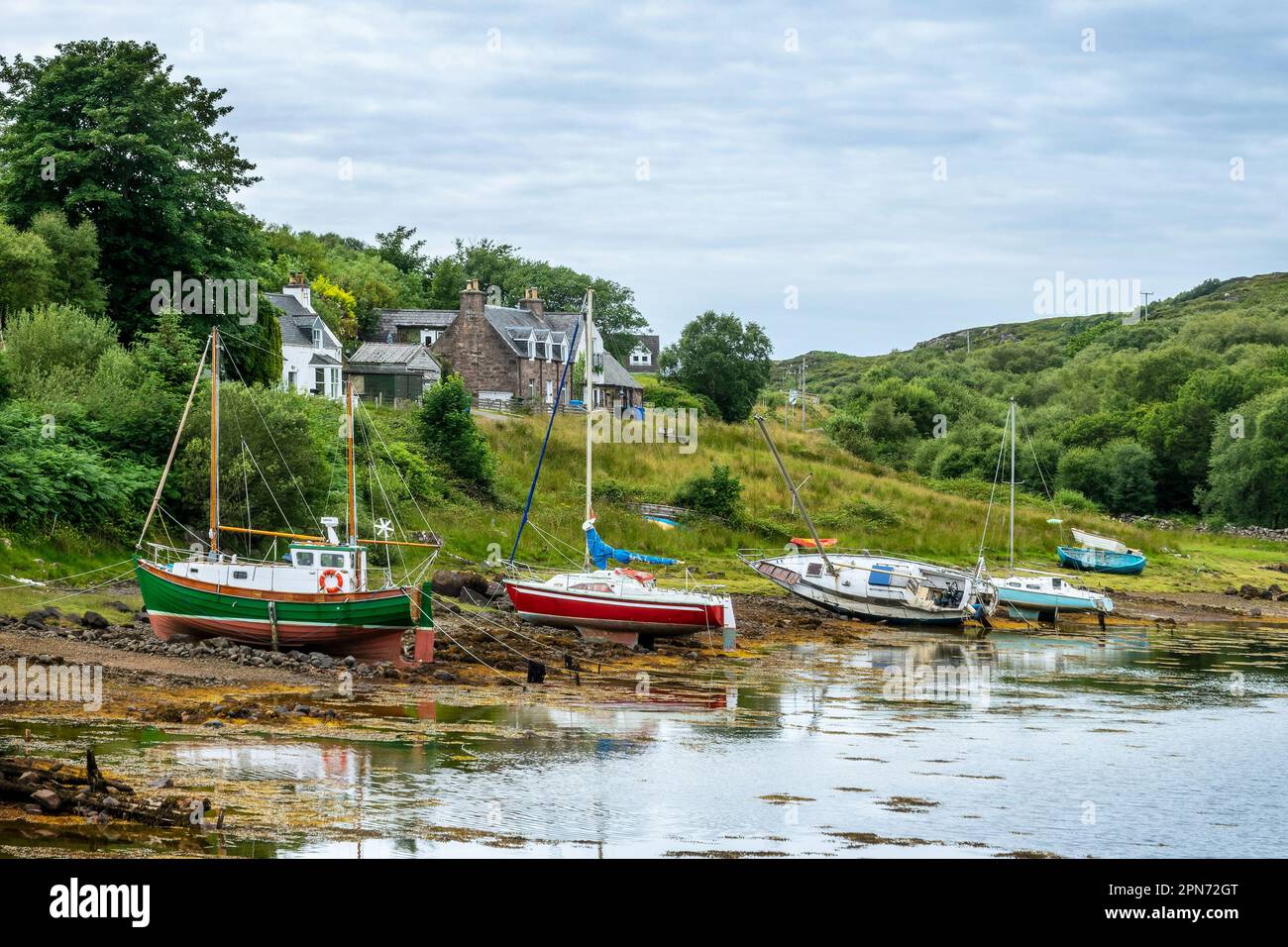 Colorate barche da pesca nel piccolo villaggio di Badachro vicino a Gairloch nel Nord Ovest Highlands, Scozia UK Foto Stock