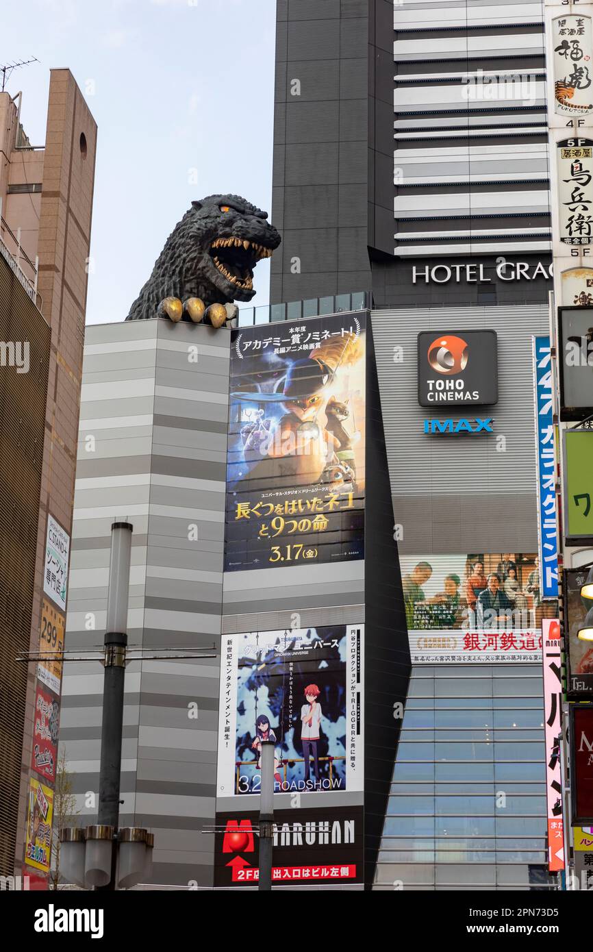 Tokyo Giappone Aprile 2023, Shinjuku e Hotel Gracery con modello Godzilla e scena urbana di strada, Tokyo, Giappone Foto Stock