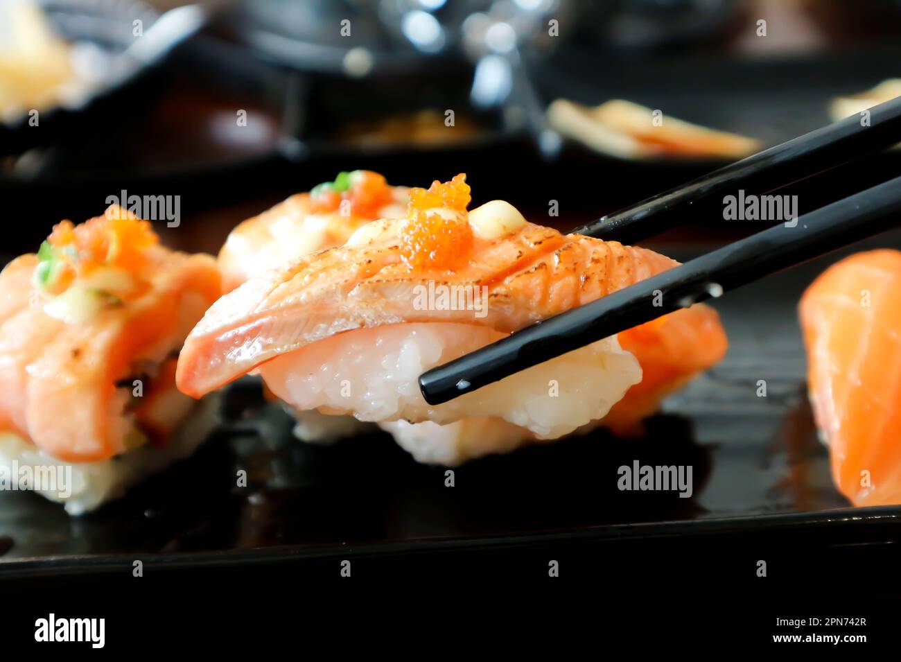 sushi, sushi di salmone o riso ricoperto di salmone Foto Stock