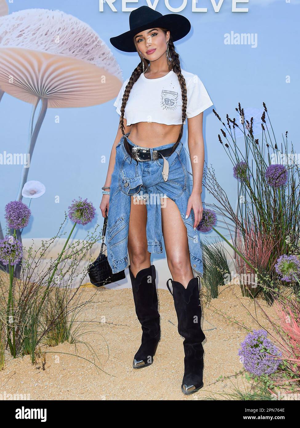 THERMAL, COACHELLA VALLEY, RIVERSIDE COUNTY, CALIFORNIA, USA - 15 APRILE: Olivia Culpo arriva al REVOLVE Festival 2023 per celebrare il 20th° anniversario DI REVOLVE in collaborazione con il gruppo h.wood il 15 aprile 2023 a Thermal, Coachella Valley, Riverside County, California, Stati Uniti. (Foto di Image Press Agency) Foto Stock