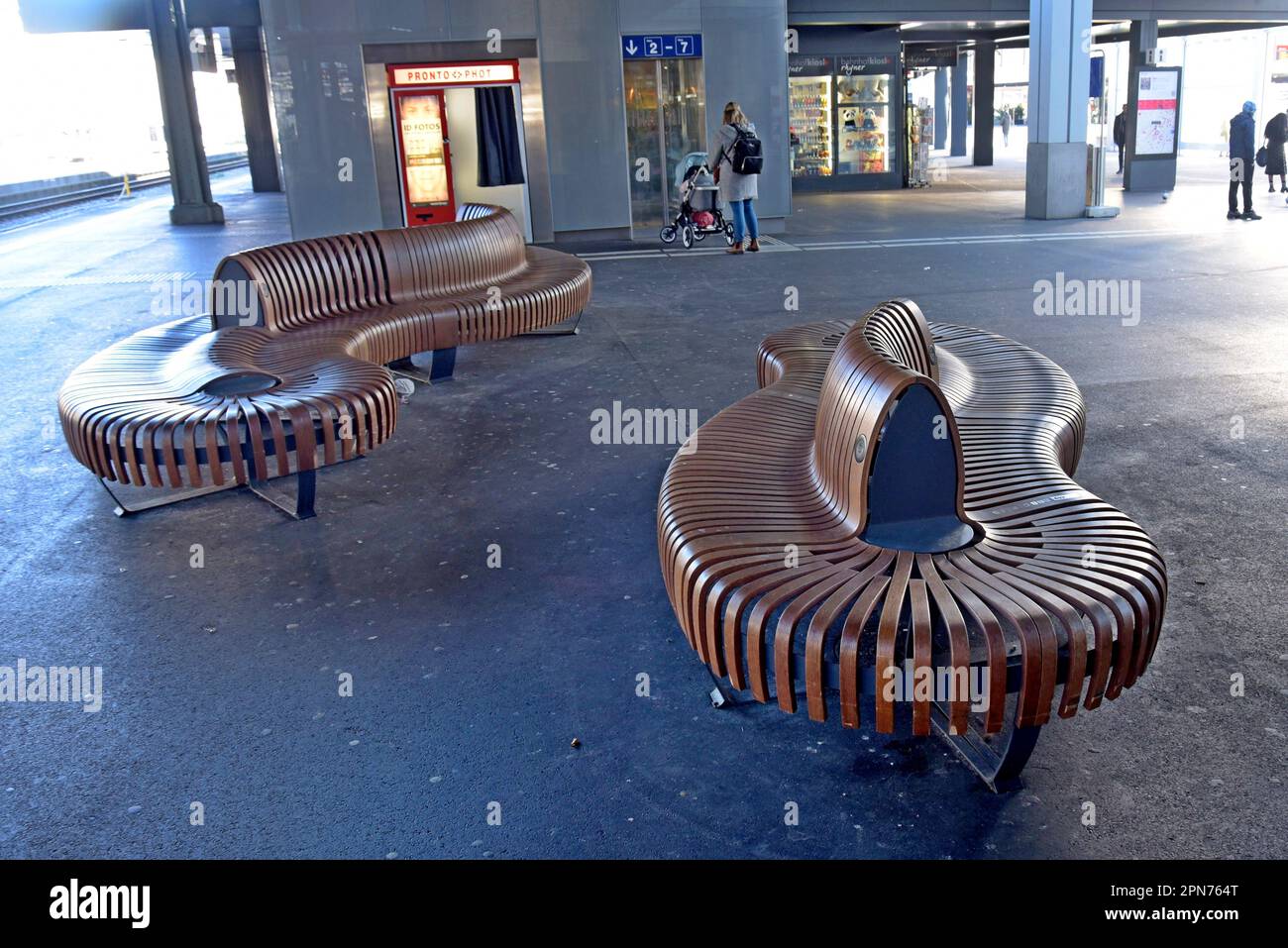 Posti a sedere moderni ed eleganti con plateau di design in legno presso la stazione di San Gallo, Svizzera Foto Stock