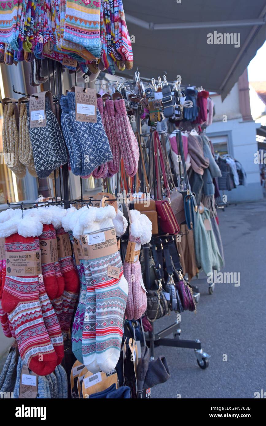Calze in lana merino di alta qualità e altri capi di abbigliamento invernali in vendita all'esterno di un negozio nel villaggio di Appenzell, in Svizzera Foto Stock