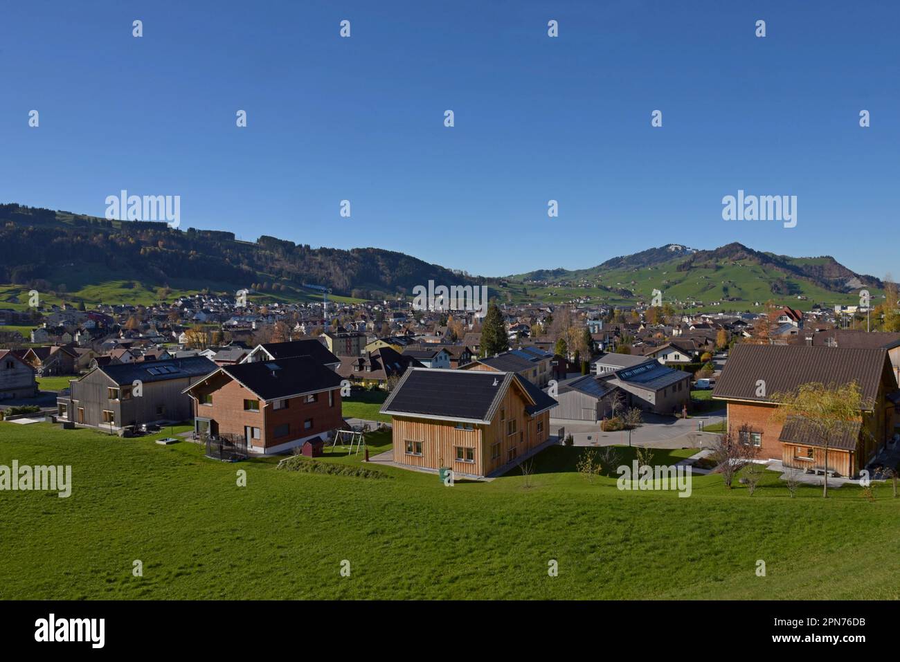 Il grazioso villaggio rurale tradizionale di Appenzell, Svizzera, conosciuto come un centro per passeggiate in collina, novembre 2022 Foto Stock