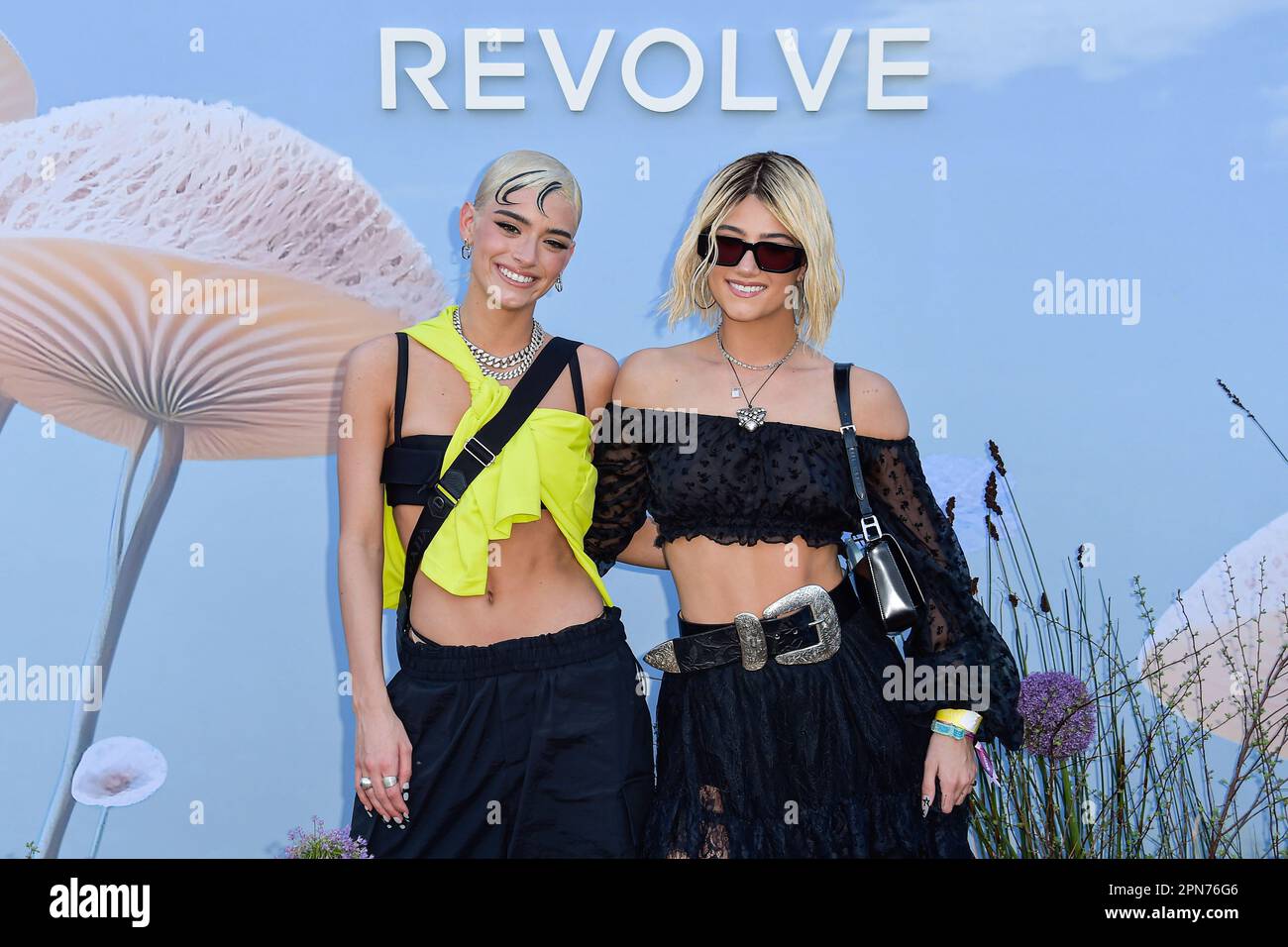 THERMAL, COACHELLA VALLEY, RIVERSIDE COUNTY, CALIFORNIA, USA - 15 APRILE: Dixie D'Amelio e la sorella Challi D'Amelio arrivano al REVOLVE Festival 2023 per celebrare il 20th° anniversario DI REVOLVE in collaborazione con il Gruppo h.wood il 15 aprile 2023 a Thermal, Coachella Valley, Riverside County, California, Stati Uniti. (Foto di Image Press Agency) Foto Stock