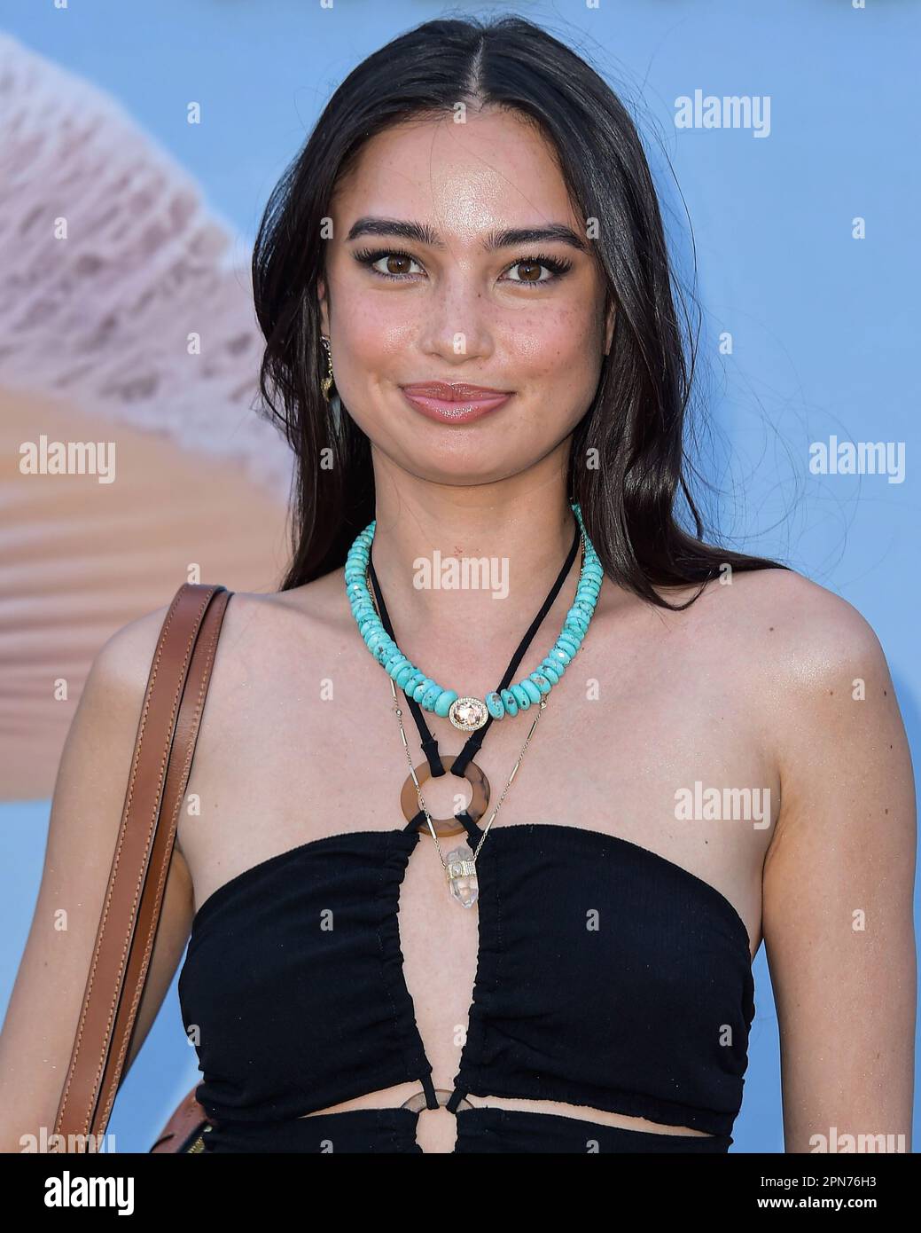 THERMAL, COACHELLA VALLEY, RIVERSIDE COUNTY, CALIFORNIA, USA - 15 APRILE: Kelsey Merritt arriva al REVOLVE Festival 2023 per celebrare il 20th° anniversario DELLA RIVOLTA in collaborazione con il gruppo h.wood il 15 aprile 2023 a Thermal, Coachella Valley, Riverside County, California, Stati Uniti. (Foto di Image Press Agency) Foto Stock