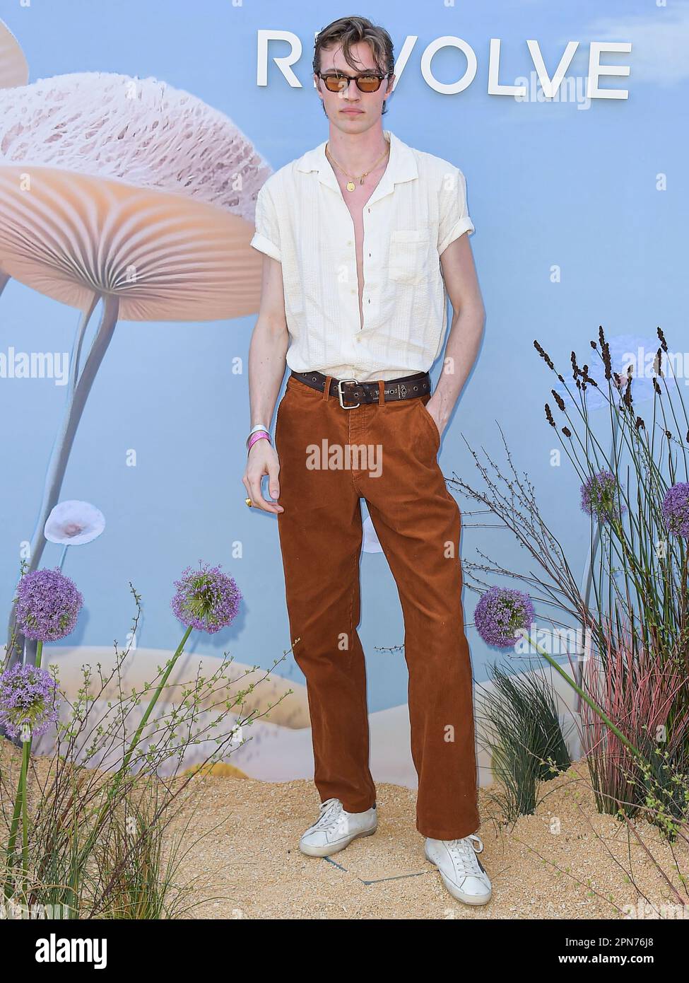 THERMAL, COACHELLA VALLEY, RIVERSIDE COUNTY, CALIFORNIA, USA - 15 APRILE: Lucky Blue Smith arriva al REVOLVE Festival 2023 per celebrare il 20th° anniversario DI REVOLVE in collaborazione con il gruppo h.wood il 15 aprile 2023 a Thermal, Coachella Valley, Riverside County, California, Stati Uniti. (Foto di Image Press Agency) Foto Stock