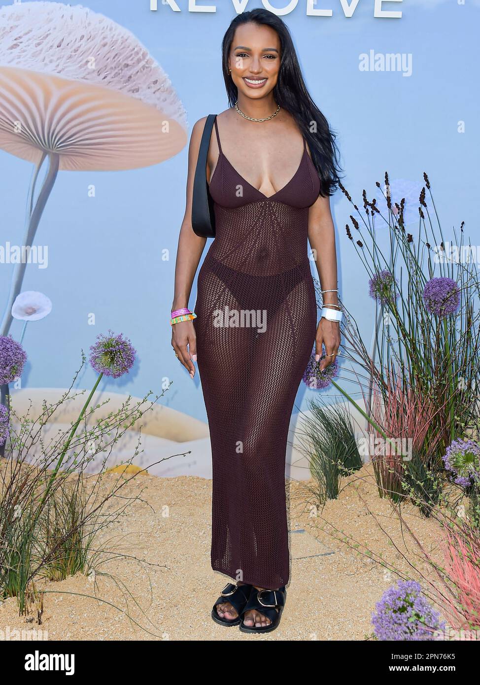 THERMAL, COACHELLA VALLEY, RIVERSIDE COUNTY, CALIFORNIA, USA - 15 APRILE: Jasmine Tookes arriva al REVOLVE Festival 2023 per celebrare il 20th° anniversario DELLA RIVOLTA in collaborazione con il gruppo h.wood il 15 aprile 2023 a Thermal, Coachella Valley, Riverside County, California, Stati Uniti. (Foto di Image Press Agency) Foto Stock