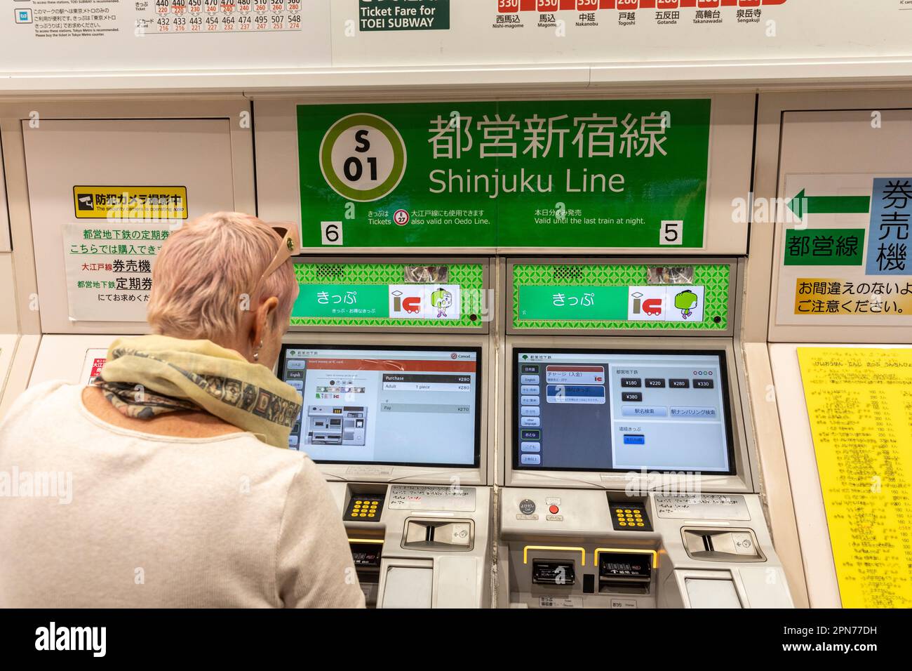 Aprile 2023, modello donna occidentale rilasciato in Giappone, acquistando un biglietto del treno della metropolitana sulla linea ferroviaria di Shinjuku, Giappone, Asia Foto Stock