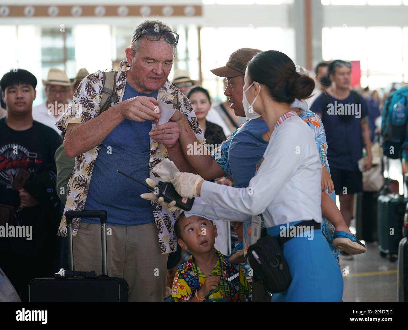 (230417) -- VIENTIANE, 17 aprile 2023 (Xinhua) -- i passeggeri entrano nella stazione Vientiane della ferrovia Cina-Laos a Vientiane, Laos, 15 aprile 2023. (Xinhua/Xing Guangli) Foto Stock