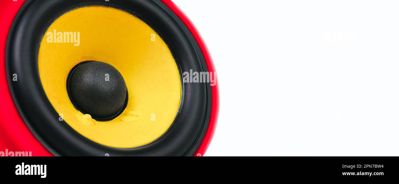 Altoparlante giallo in cabinet rossi isolato su sfondo bianco con spazio copia. Foto Stock