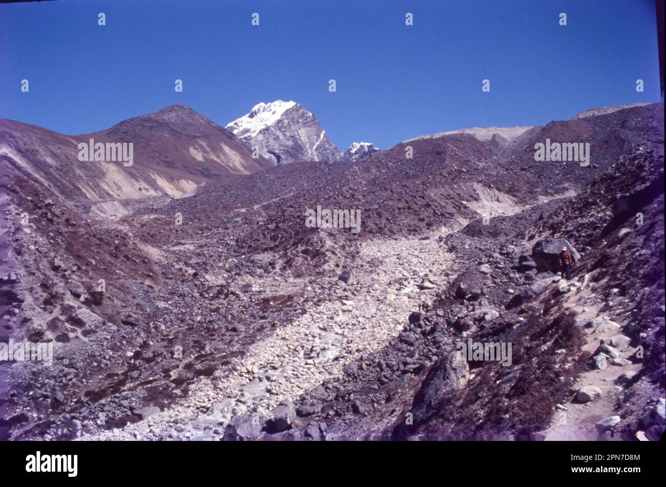 L'Himalaya, o Himalaya, è una catena montuosa in Asia, che separa le pianure del subcontinente indiano dall'altopiano tibetano. La gamma ha alcune delle vette più alte della Terra, tra cui il più alto, il Monte Everest. Queste montagne, chiamate terzo Polo, sono la fonte di alcuni dei maggiori fiumi asiatici e contribuiscono anche a regolare il clima del nostro pianeta. La regione indiana dell'Himalaya è distribuita in 13 stati indiani/territori dell'Unione (Jammu e Kashmir, Ladakh, Uttarakhand, Himachal Pradesh, Arunachal Pradesh, Manipur, Meghalaya, Mizoram, Nagaland, Sikkim, Tripura, Assam e W.B Foto Stock