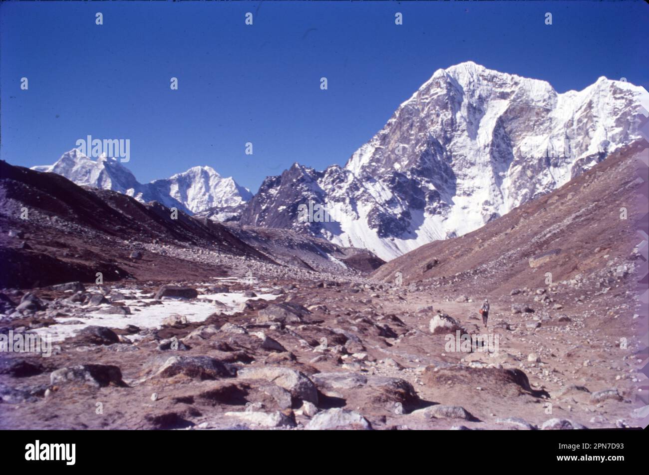 L'Himalaya, o Himalaya, è una catena montuosa in Asia, che separa le pianure del subcontinente indiano dall'altopiano tibetano. La gamma ha alcune delle vette più alte della Terra, tra cui il più alto, il Monte Everest. Queste montagne, chiamate terzo Polo, sono la fonte di alcuni dei maggiori fiumi asiatici e contribuiscono anche a regolare il clima del nostro pianeta. La regione indiana dell'Himalaya è distribuita in 13 stati indiani/territori dell'Unione (Jammu e Kashmir, Ladakh, Uttarakhand, Himachal Pradesh, Arunachal Pradesh, Manipur, Meghalaya, Mizoram, Nagaland, Sikkim, Tripura, Assam e W.B Foto Stock