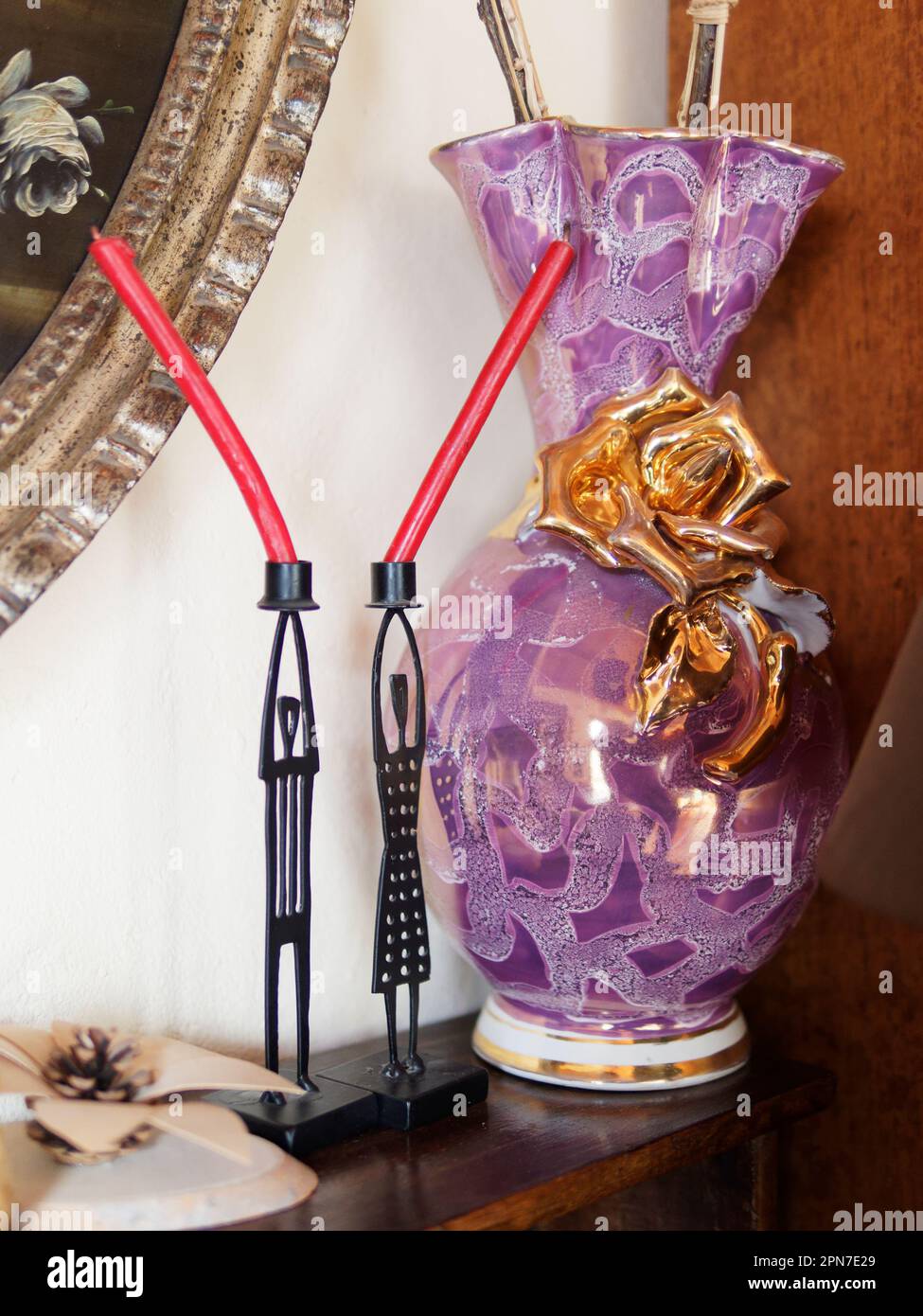 Portacandele nero a forma umana con vaso viola Foto Stock