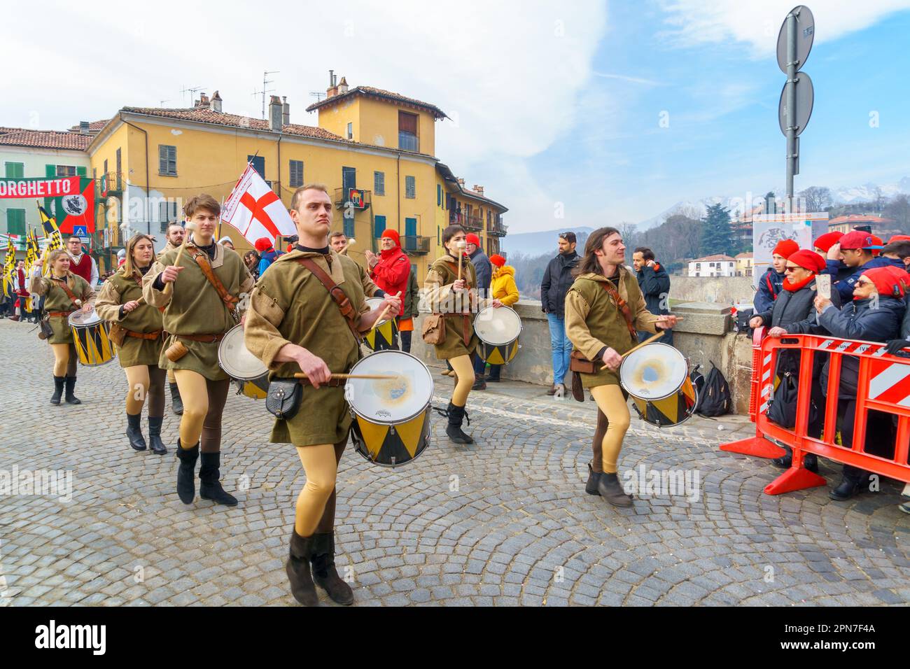 Ivrea, Italia - 19 febbraio 2023: Band of Musicians march, una tradizione che fa parte del carnevale storico di Ivrea, Piemonte, Italia settentrionale Foto Stock