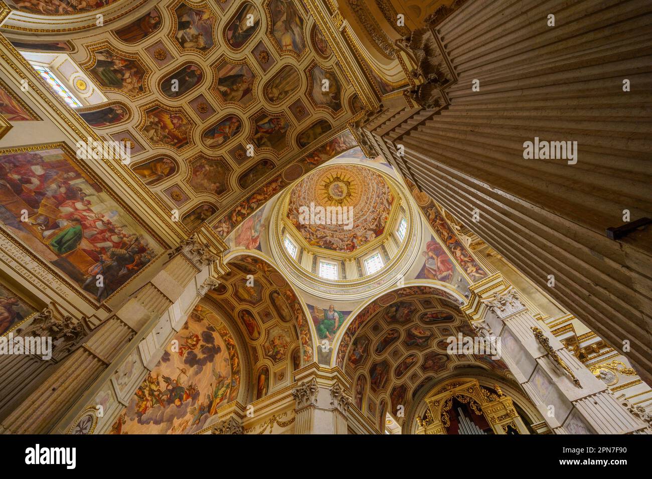 Mantova, Italia - 27 febbraio 2023: Vista sul soffitto del Duomo di San Pietro, a Mantova, Lombardia, Italia settentrionale Foto Stock