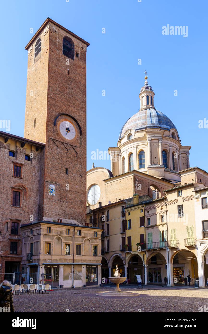 Mantova, Italia - 28 febbraio 2023: Vista su Piazza Sordello, con monumenti e aziende locali, locali e visitatori, a Mantova, Lombar Foto Stock