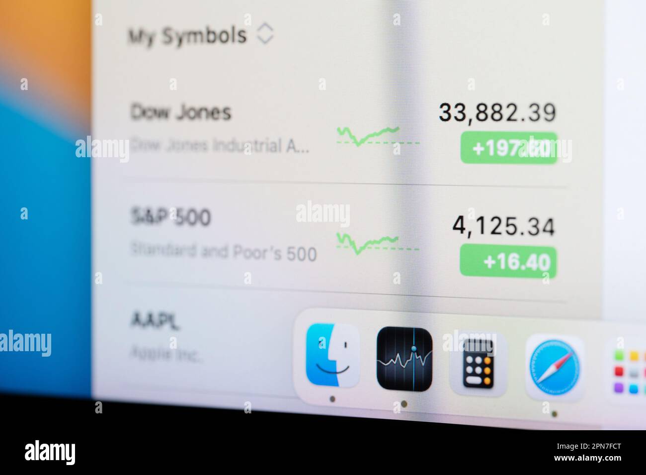 New york, USA - 12 aprile 2023: Controllo delle scorte in crescita nell'app Apple sullo schermo del computer Vista ravvicinata Foto Stock