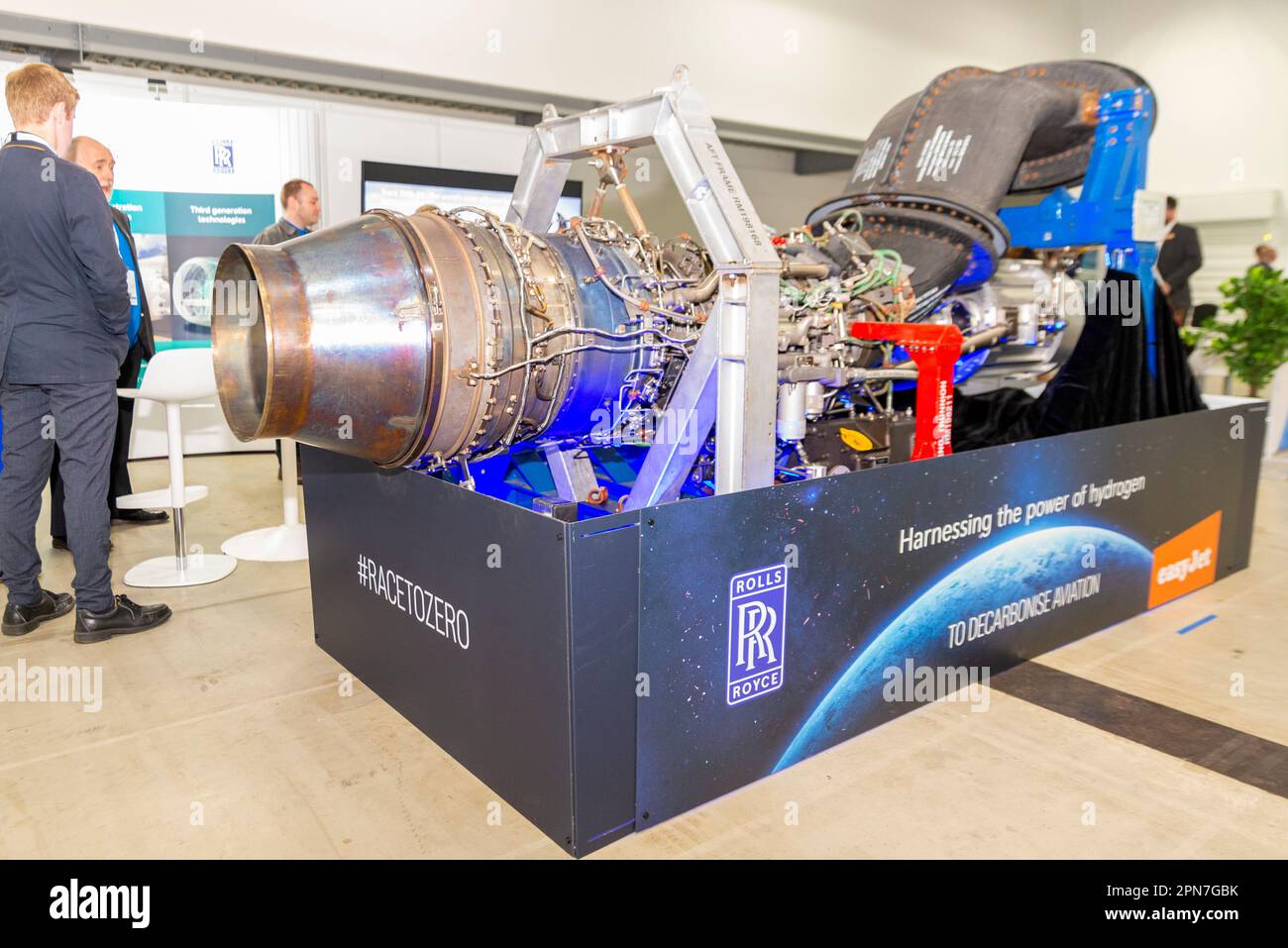 Aeroporto di Farnborough, Hampshire, Regno Unito. 17th Apr, 2023. I leader e le aziende del settore aerospaziale si sono riuniti al Farnborough International Exhibition & Conference Centre per concentrarsi sull'obiettivo di accelerare i progressi globali verso un'aviazione netta pari a zero entro il 2050. Gli altoparlanti e i display Keynote hanno evidenziato gli sviluppi nei motori elettrici e nei carburanti alternativi per sostituire i motori aerodinamici tradizionali, nonché i cambiamenti operativi per ridurre l'impatto sul clima. Un motore aero Rolls-Royce AE 2100-A convertito da cui verrà sviluppato il primo motore a funzionare esclusivamente a idrogeno. Foto Stock