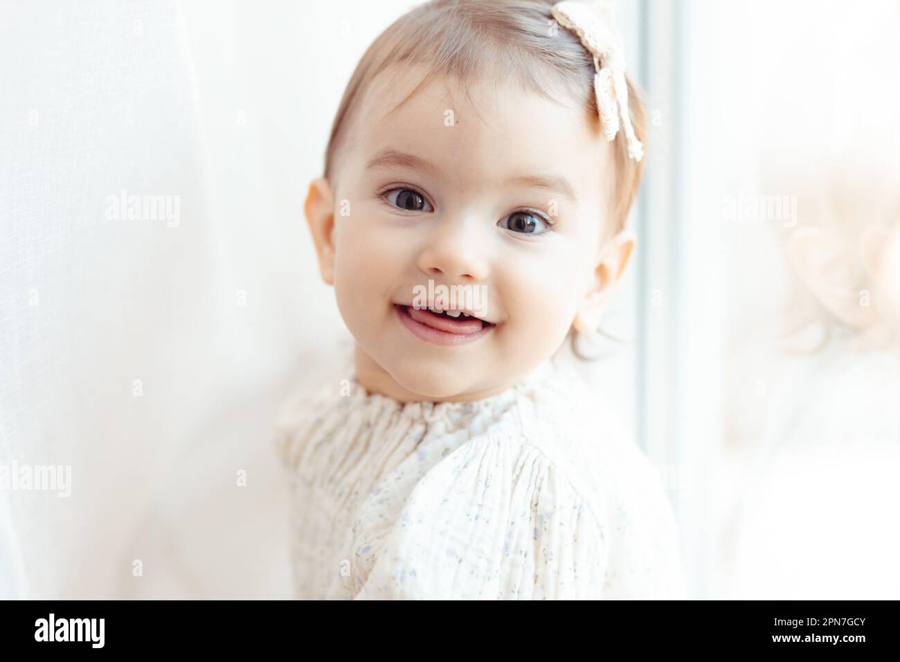 Primo piano ritratto di una bambina di un anno sorridente Foto Stock