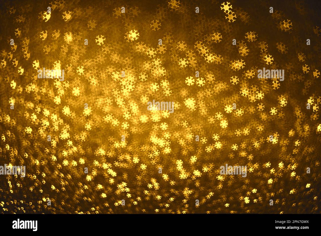 Golden astratto magico sfondo invernale, banner, panorama con luci sfocate bokeh sotto forma di fiocchi di neve Foto Stock