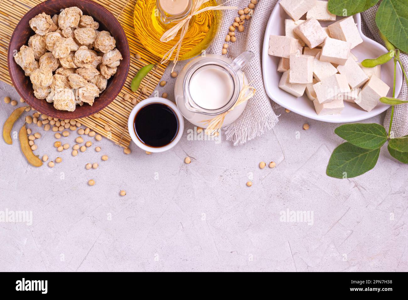 Soia cruda e prodotti di soia, piatto con spazio per il testo, banner orizzontale. Vista dall'alto Foto Stock
