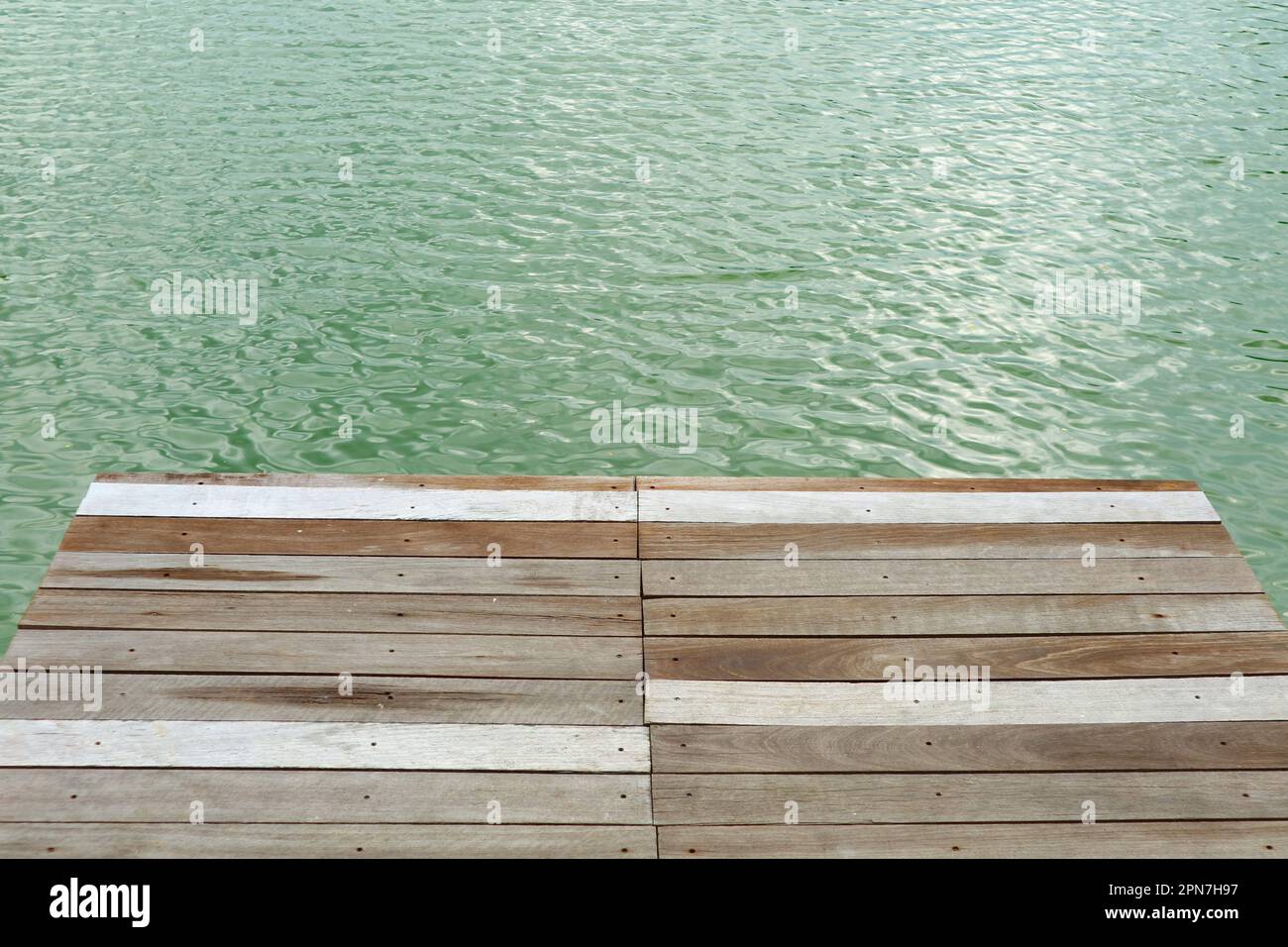 Vuoto molo di legno sul fiume ondulazione Foto Stock