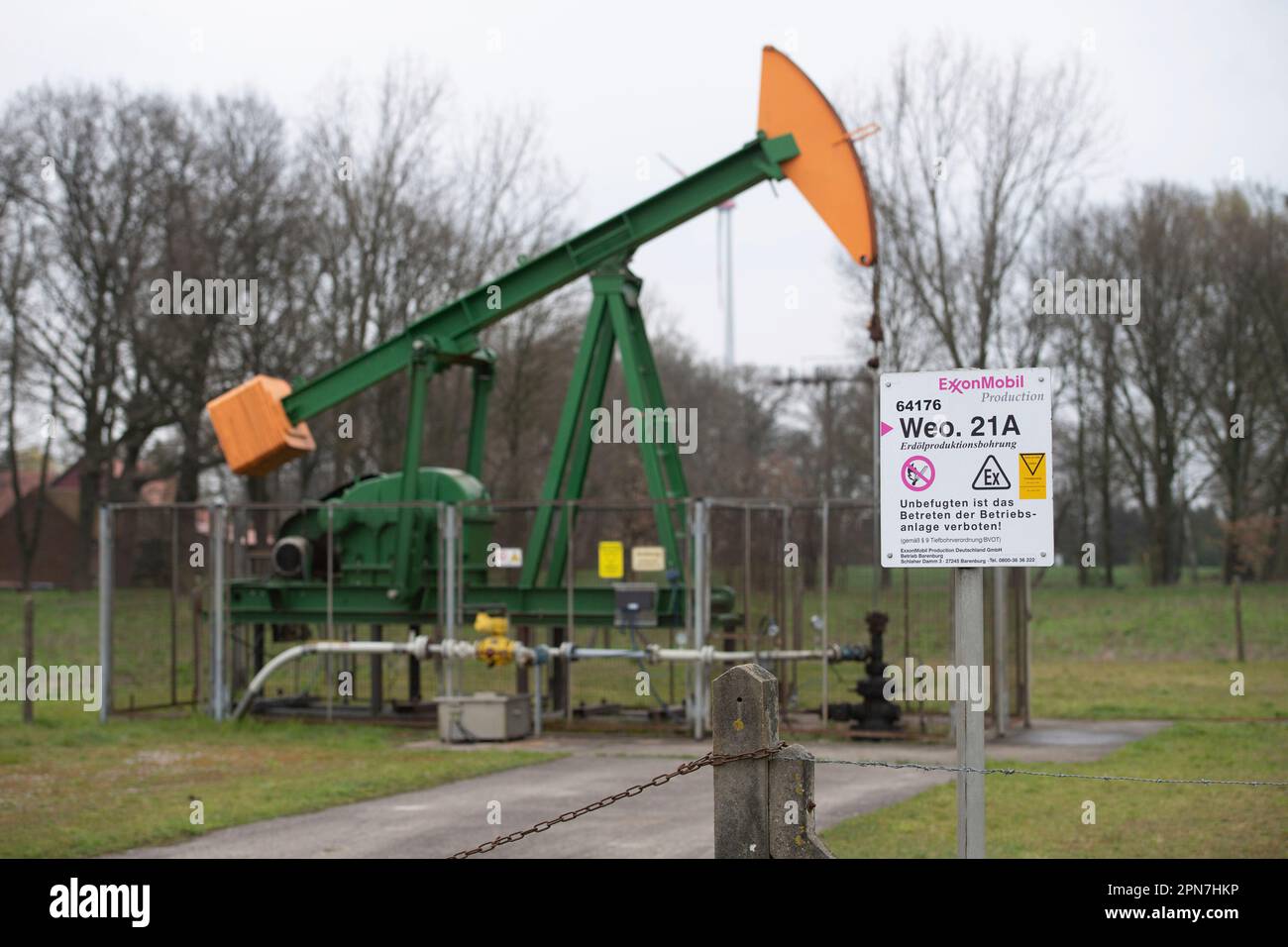 Sulingen, Germania. 16th Apr, 2023. Pompa dell'olio ExxonMobil, pozzo di produzione dell'olio, petrolio, giacimento petrolifero, nei pressi di Sulingen/bassa Sassonia, 03.08.2022, Credit: dpa/Alamy Live News Foto Stock