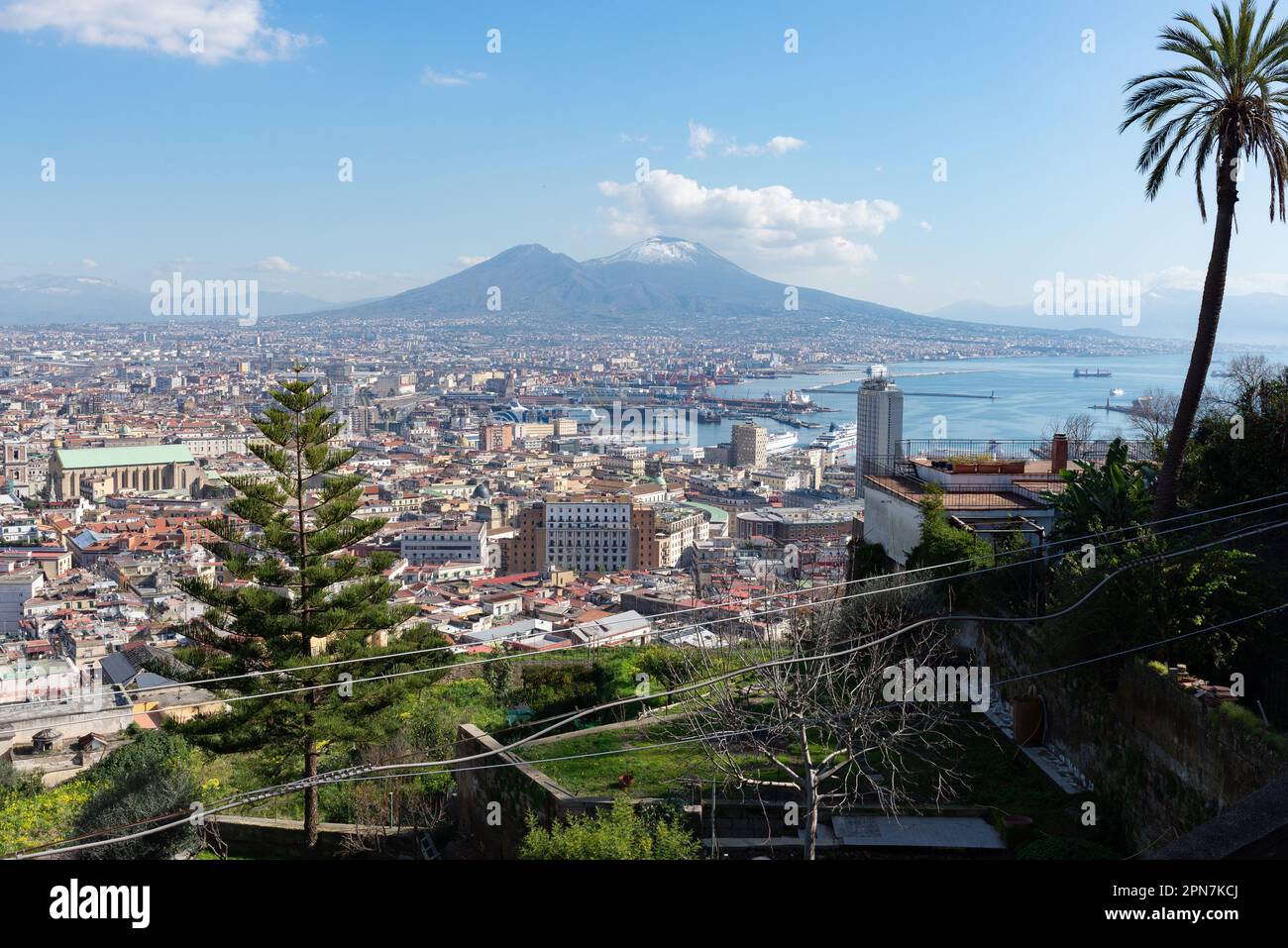 Vista di Napoli con il vulcano vesuvio Foto Stock