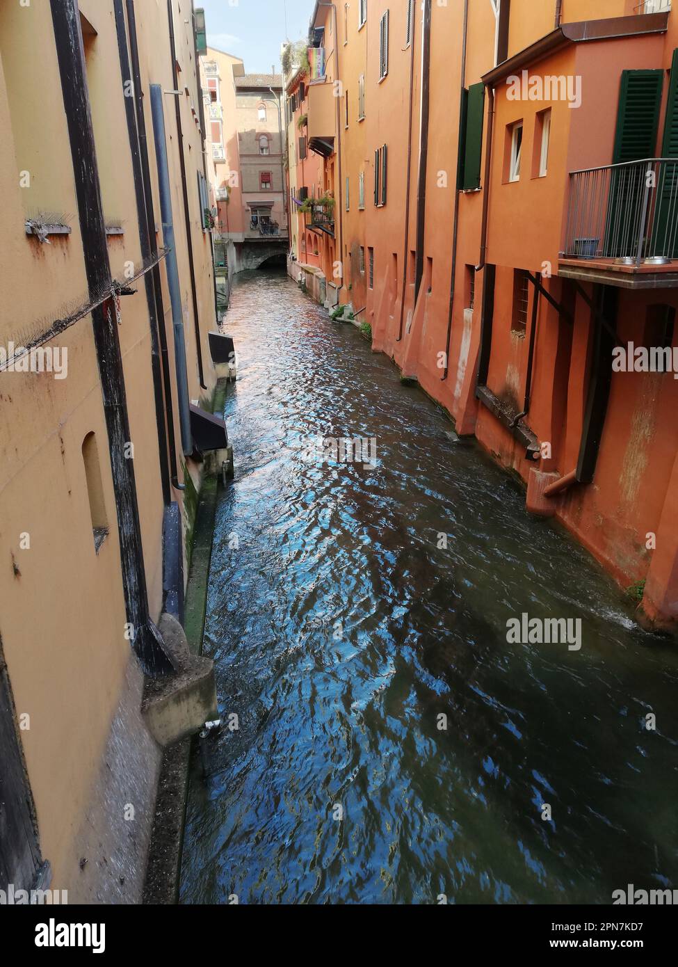 Vista sul fiume Reno lungo i canali della città di Bologna - Italia Foto Stock