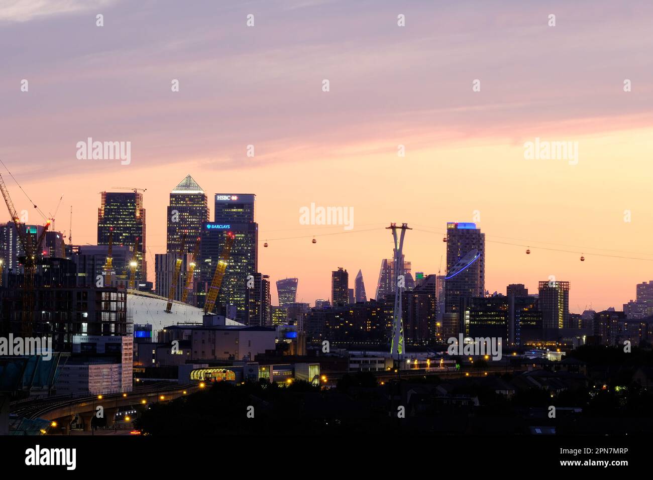 Edifici a Canary Wharf e la città di Londra al tramonto a Londra, Regno Unito, agosto 2018. Fotografo: Bryn Colton Foto Stock