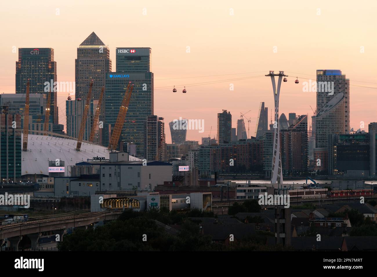 Edifici a Canary Wharf e la città di Londra al tramonto a Londra, Regno Unito, agosto 2017. Fotografo: Bryn Colton Foto Stock