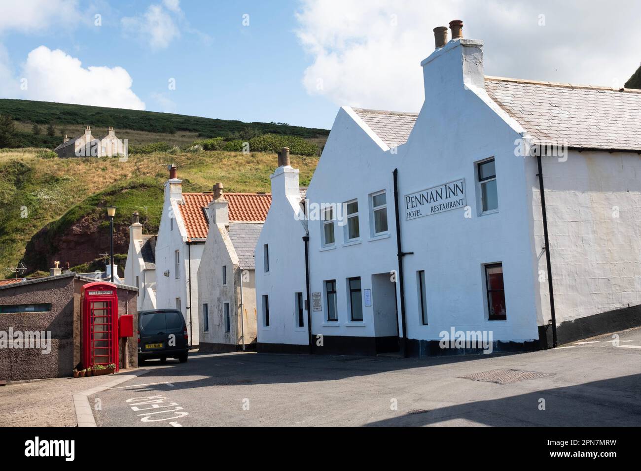 La casella telefonica rossa nel villaggio costiero scozzese di Pennan nell'Aberdeenshire, Scozia, agosto 2019. Fotografo: Bryn Colton Foto Stock
