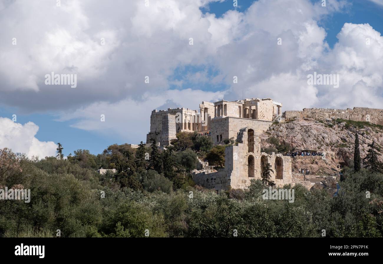 Grecia destinazione archeologica. Areopagus Hill ad Atene sotto il cielo nuvoloso. Areios Pagos è una roccia a nord-ovest dell'antica Acropoli. Foto Stock