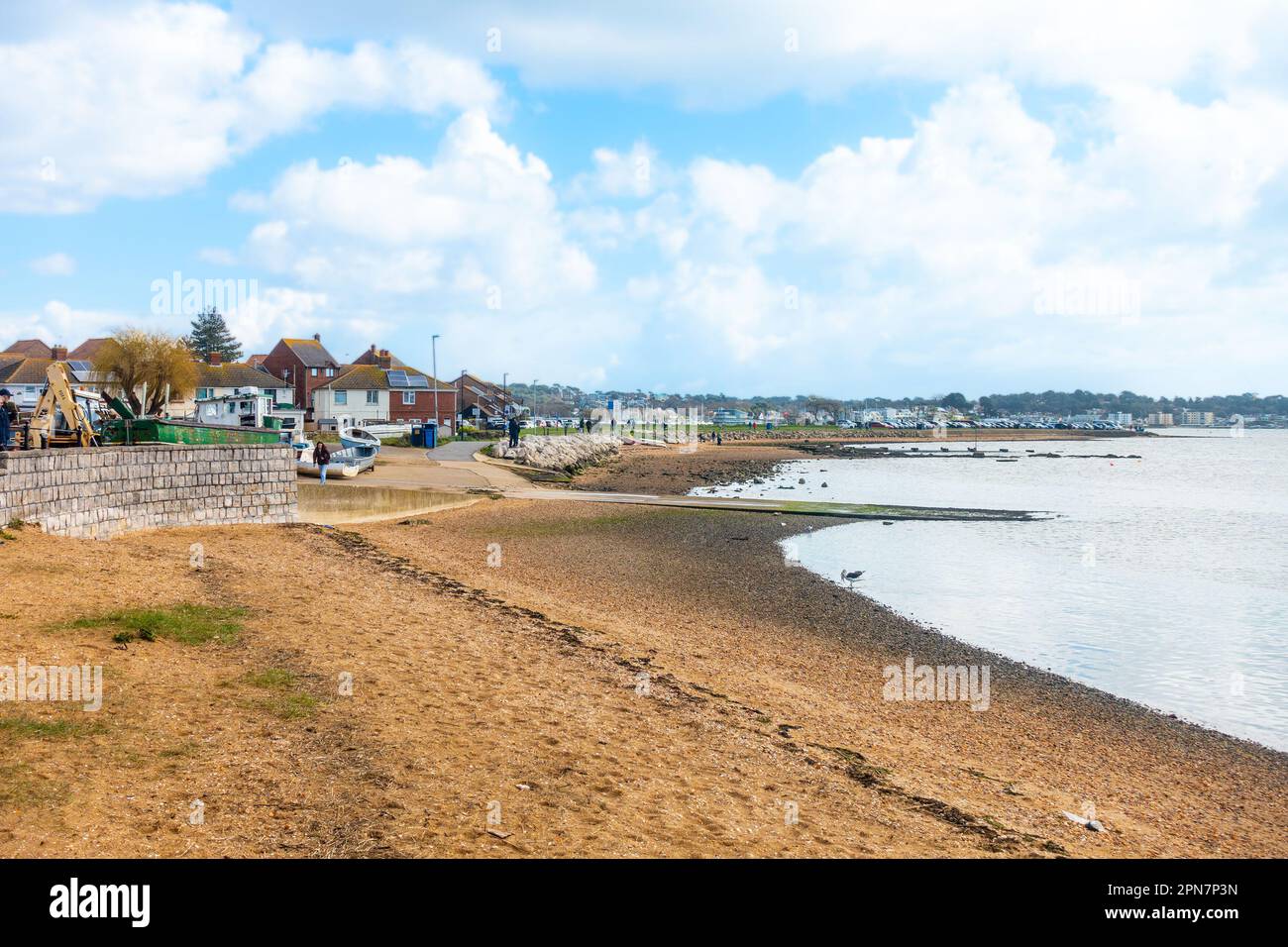 Una vista della spiaggia lungo la costa dal Fisherman's Dock a Poole Harbour a Dorset, Regno Unito Foto Stock