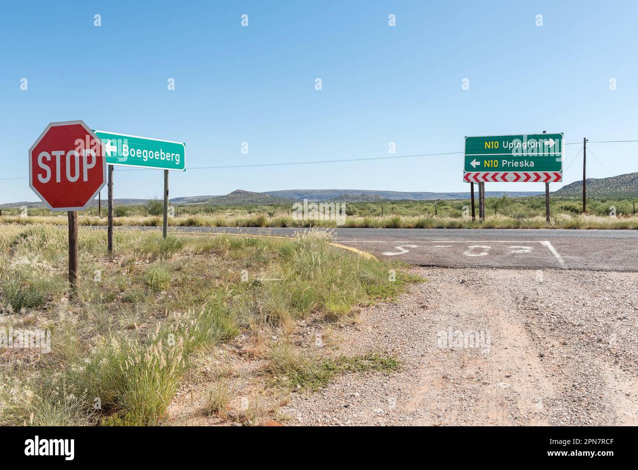 Un segnale direzionale e un segnale di stop all'incrocio della strada Boegoeberg Dam con la strada N10 Foto Stock